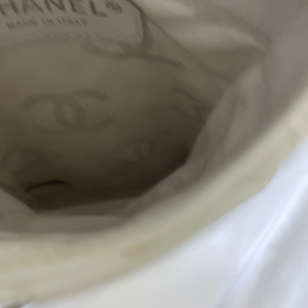 #32. Authentic Chanel White Cambon Quilted Crossbody Bag COA included - Picture 6 of 9